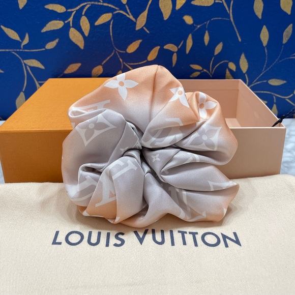 Louis Vuitton Monogram Gradient Mist Scrunchy By The Pool - Picture 2 of 6